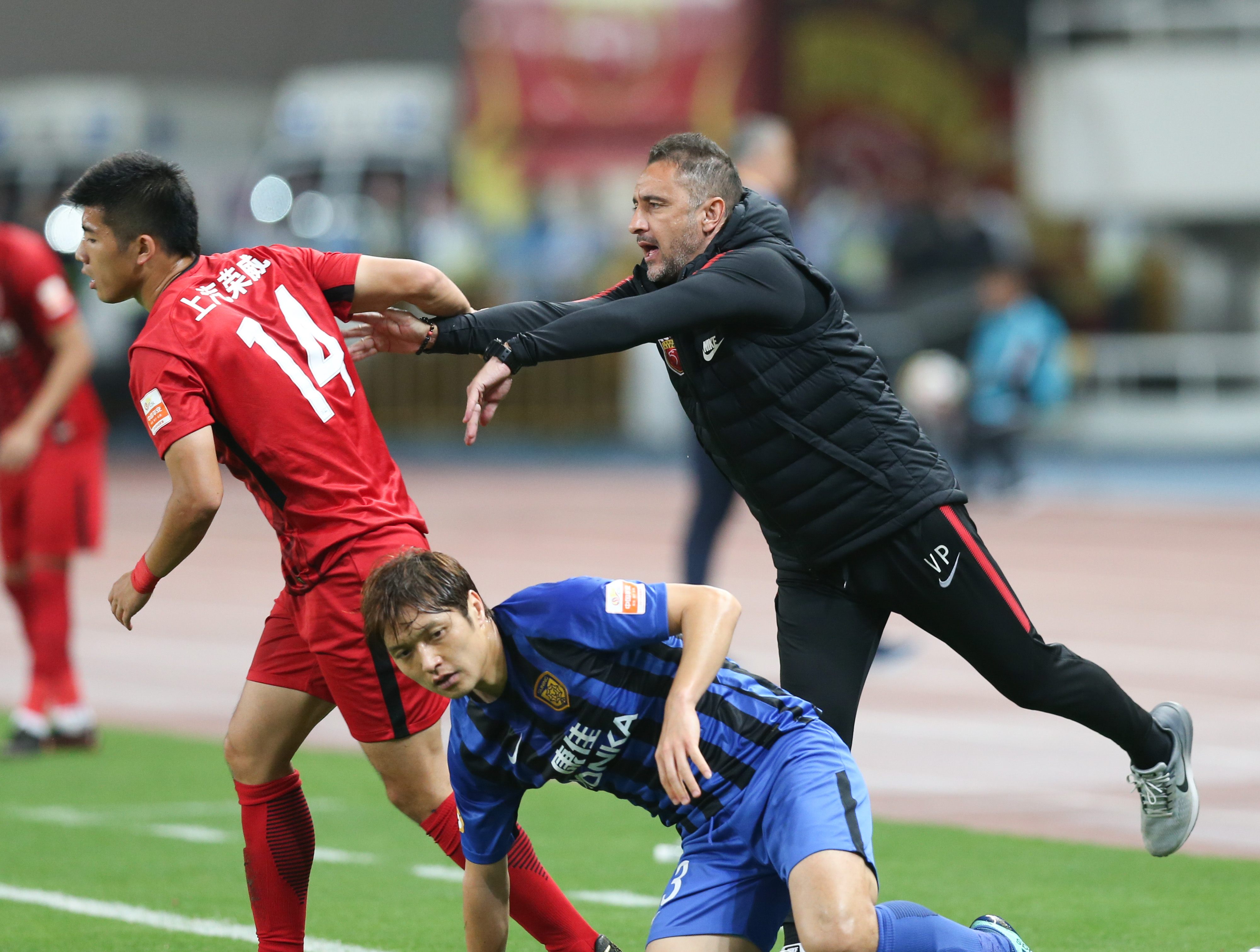 上港客场战胜江苏苏宁，轻松取胜的简单介绍