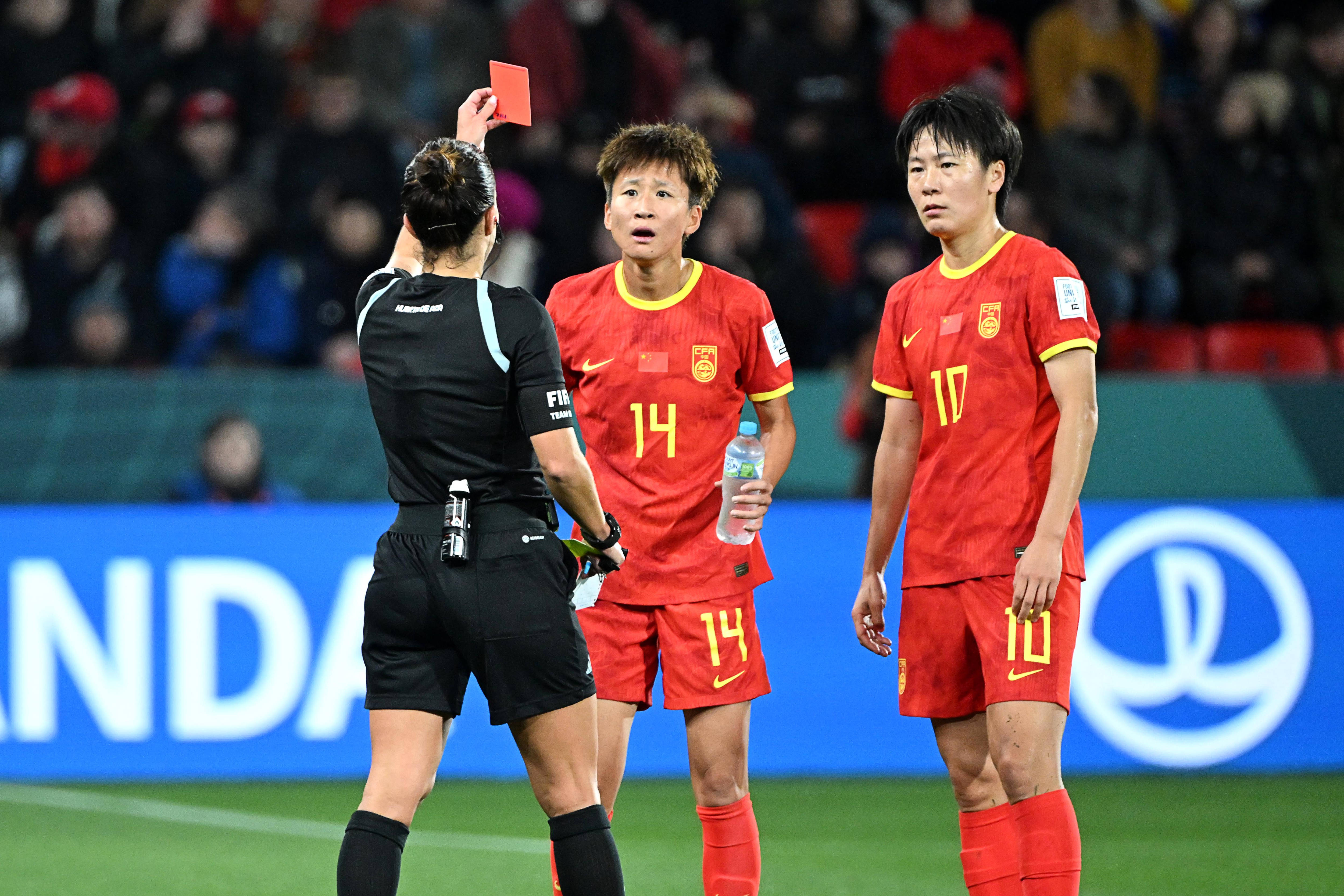 国家女足队在国内比赛中展现强大实力，获胜