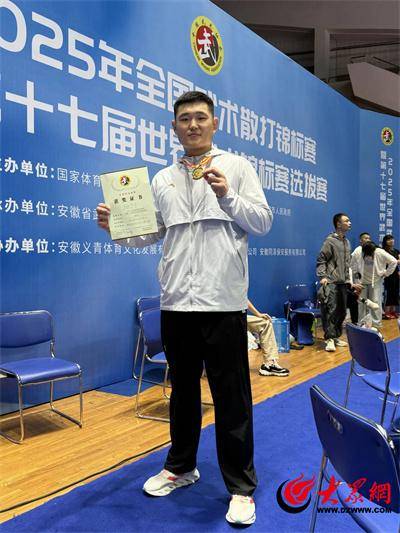 战胜强手，运动员斩获金牌喜获全场欢呼