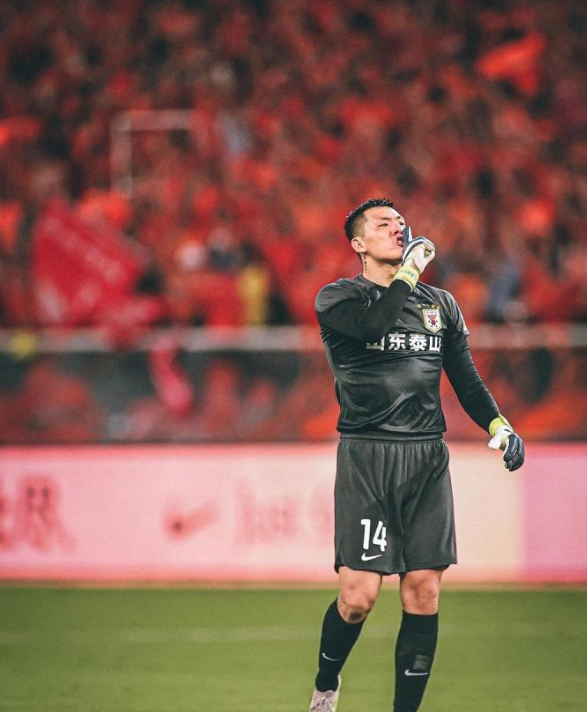 包含恒大门将出色表现，助球队紧咬亚冠席位的词条