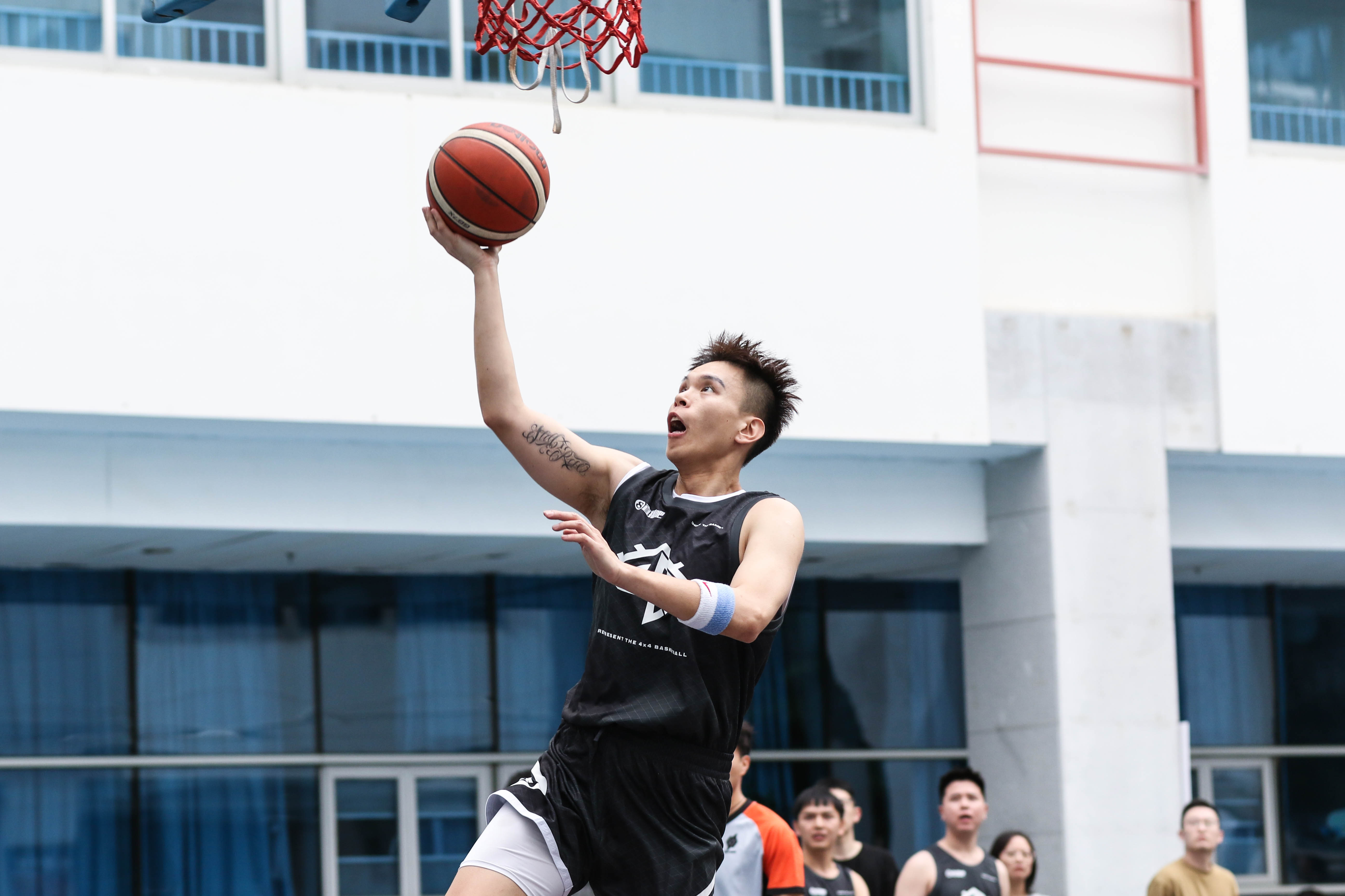 篮球竞技激烈，球星风采依然的简单介绍