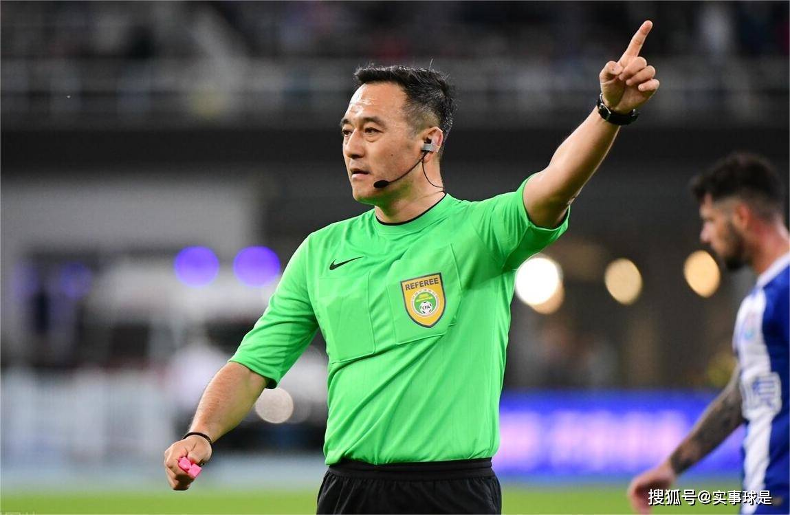 关于国内足球赛事主裁判严格执法，裁判员执行秩序严明的信息