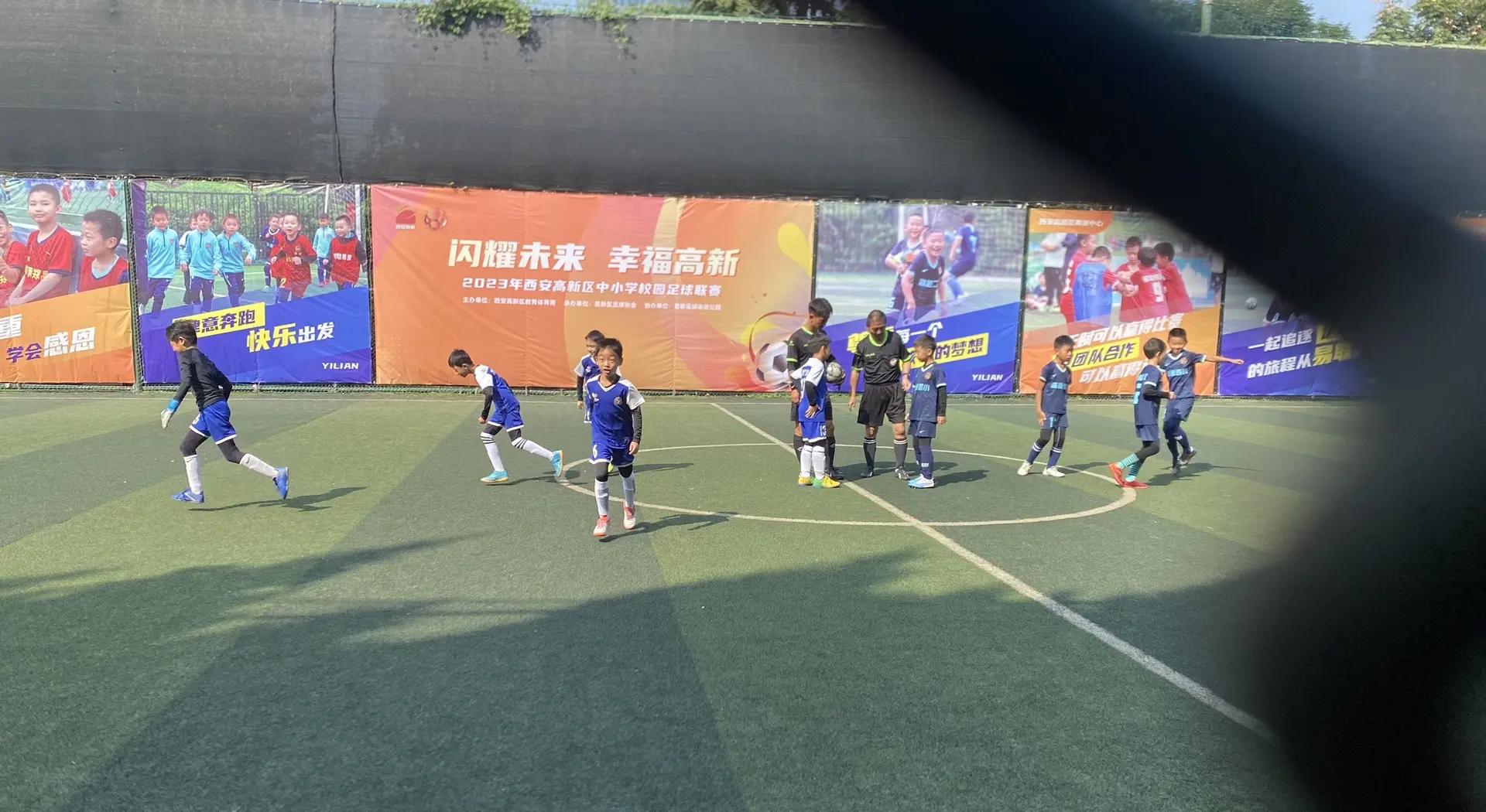 关于国内足球赛事主裁判严格执法，裁判员执行秩序严明的信息