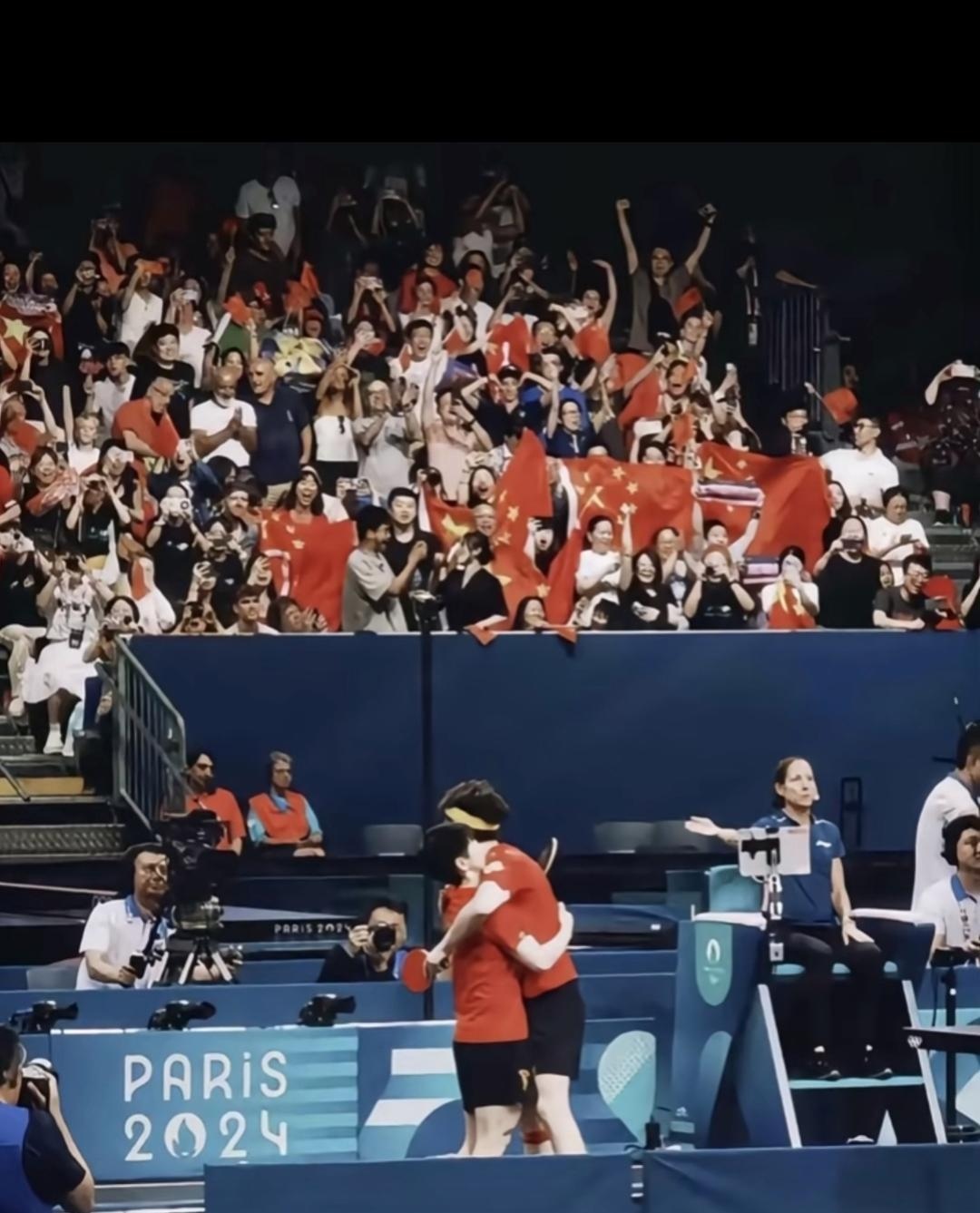 包含努力拼搏，球员付出汗水换取胜利的喜悦！的词条