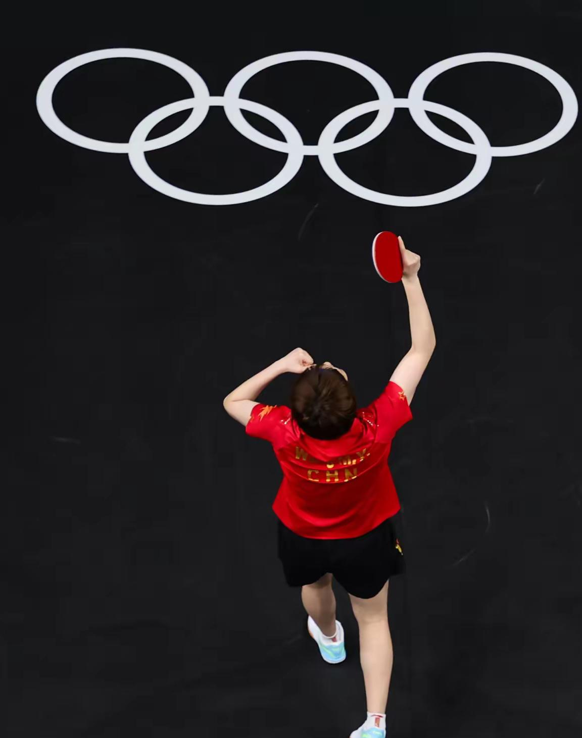 包含努力拼搏，球员付出汗水换取胜利的喜悦！的词条