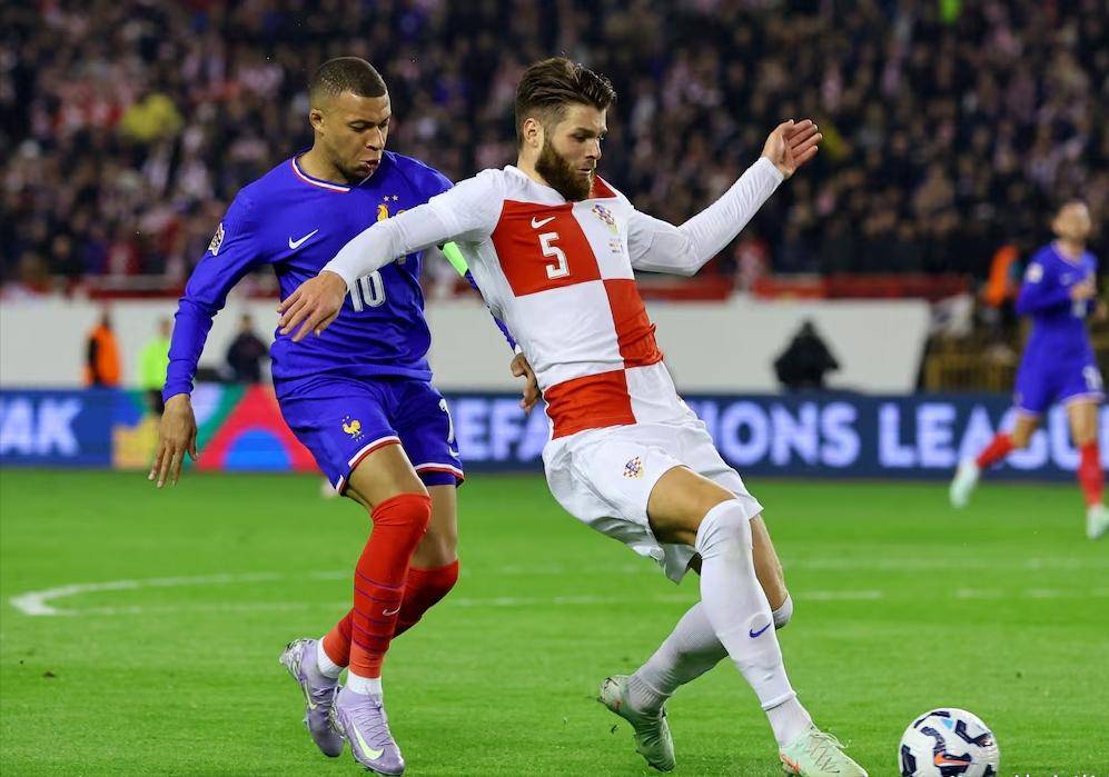 欧洲预选赛战况激烈，球员为荣誉拼尽全力