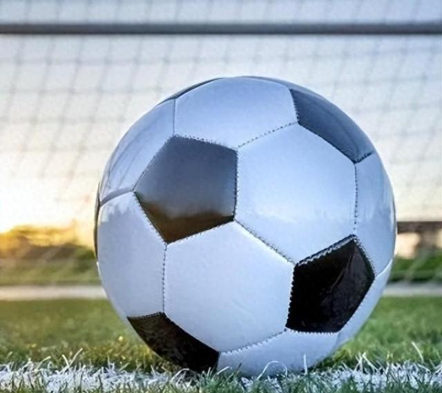 足球盛事热浪席卷，绿茵场上战意盎然的简单介绍