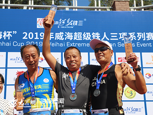 墨西哥铁人三项选手登上领奖台，喜悦满满