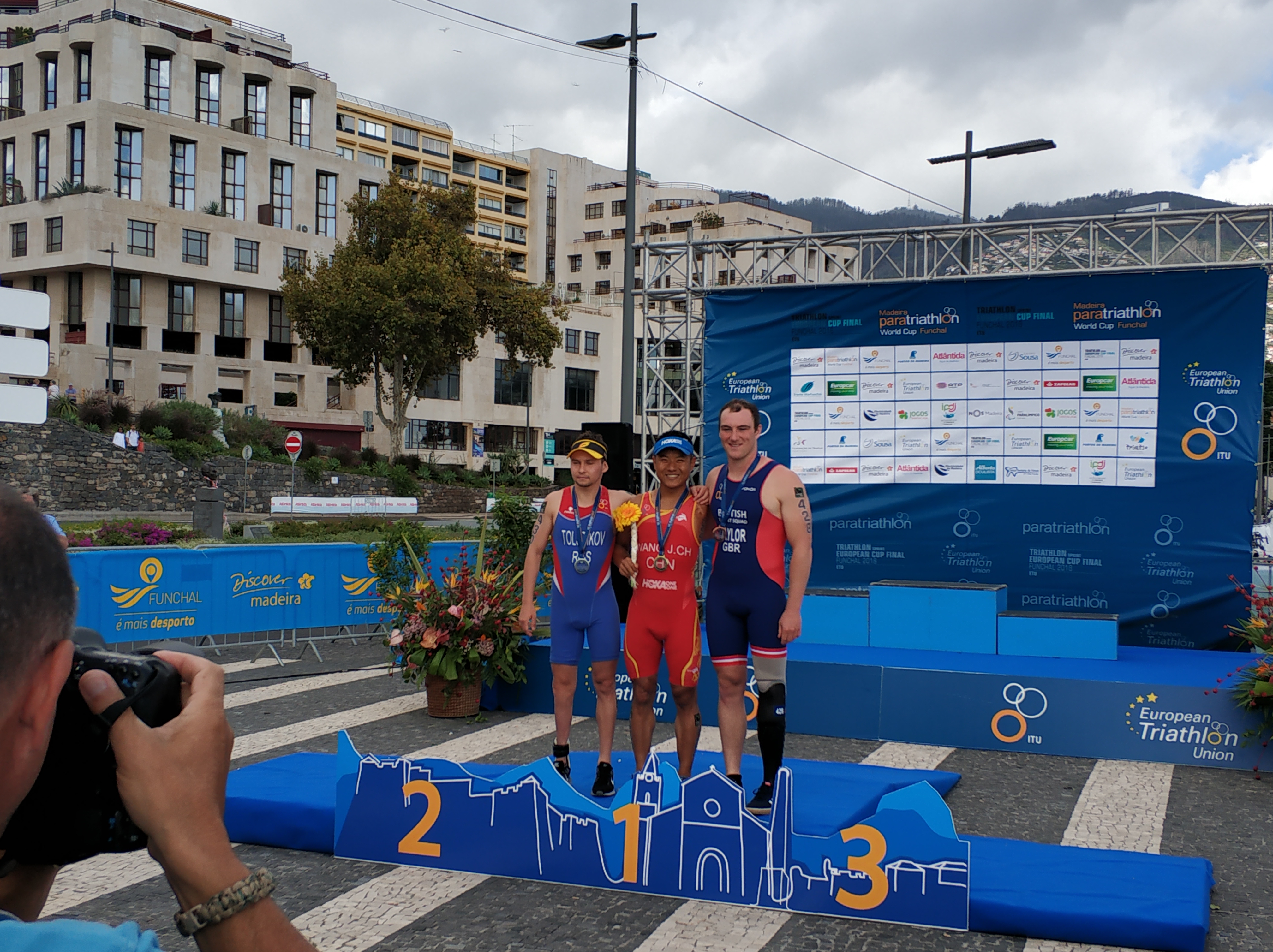 墨西哥铁人三项选手登上领奖台，喜悦满满