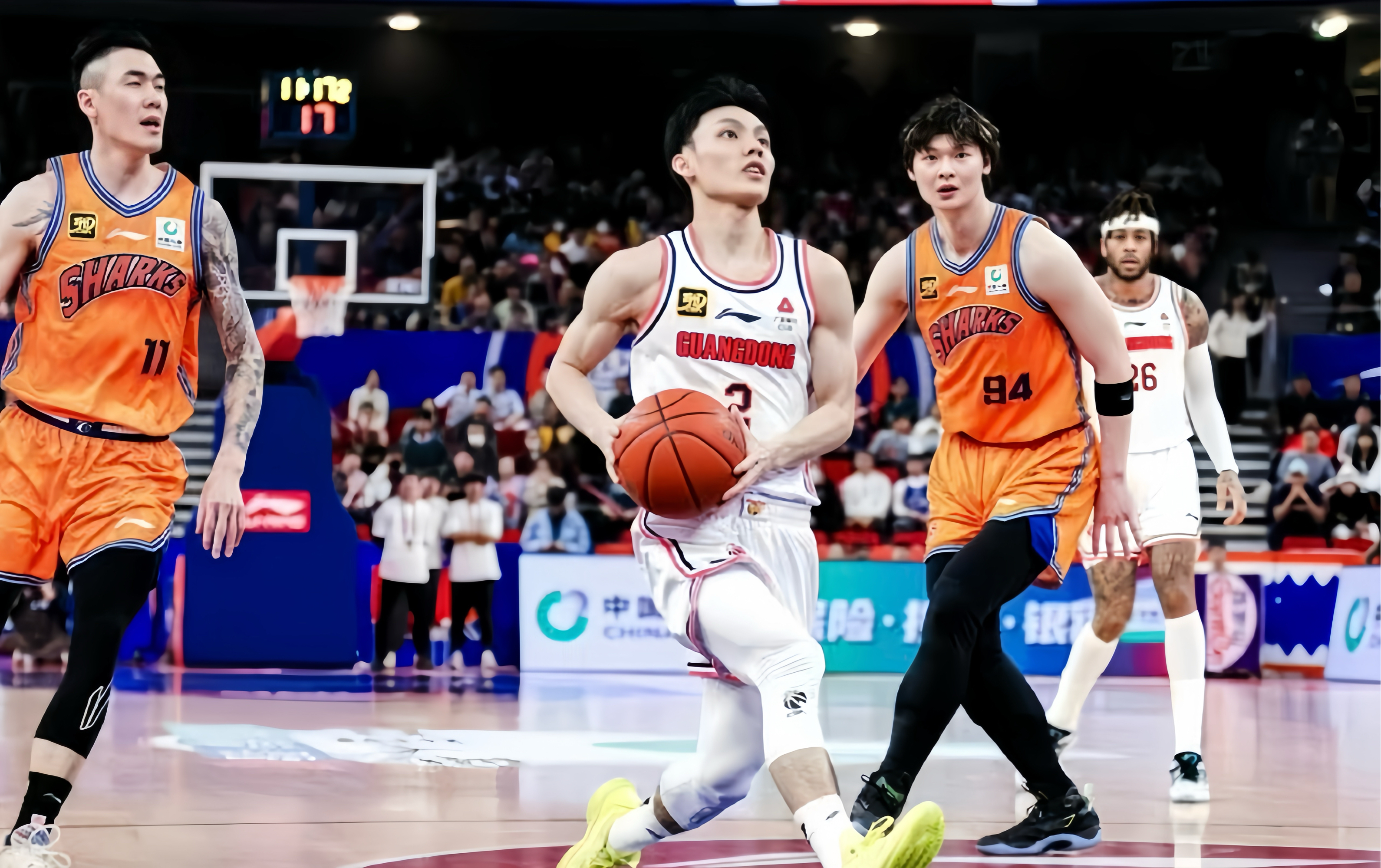 包含广东宏远大胜深圳男篮，继续领跑CBA积分榜的词条