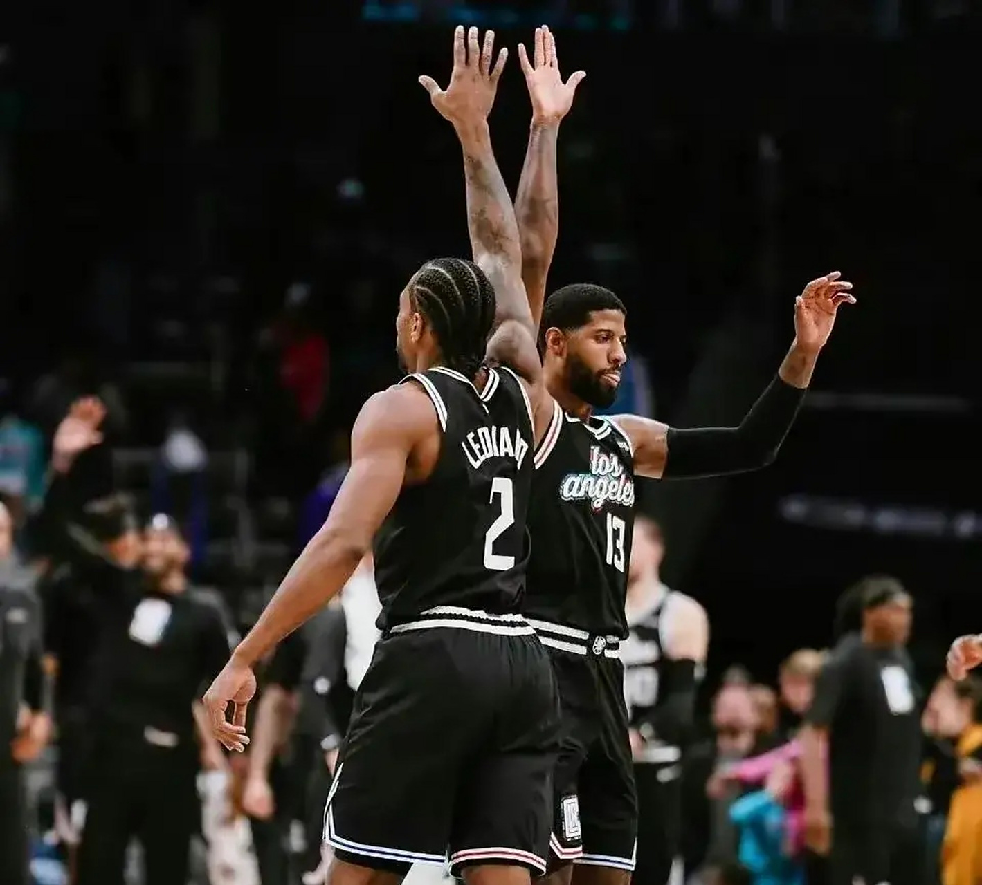 包含快船客场大胜马刺，取得三连胜的词条