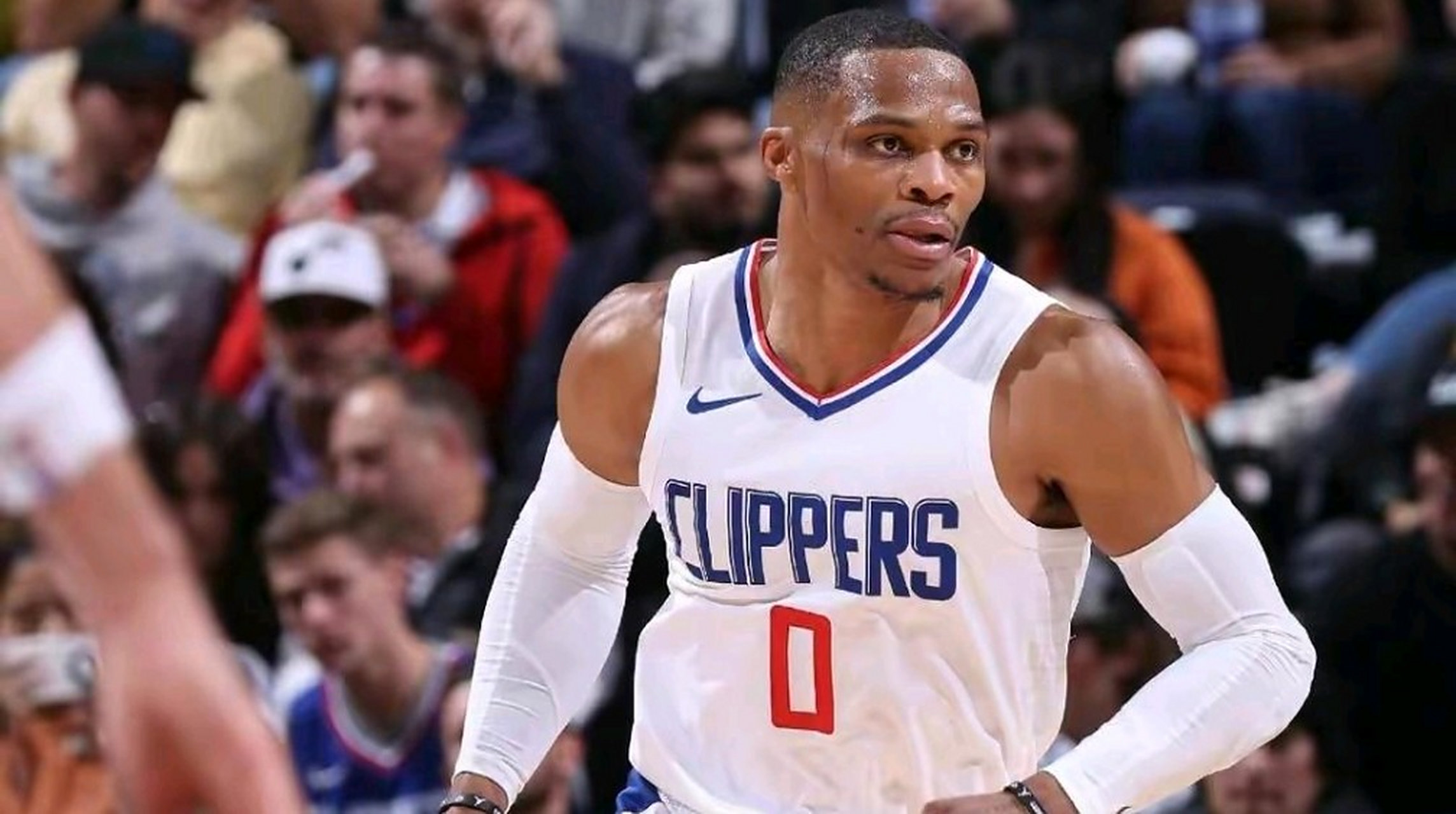 包含快船客场大胜马刺，取得三连胜的词条