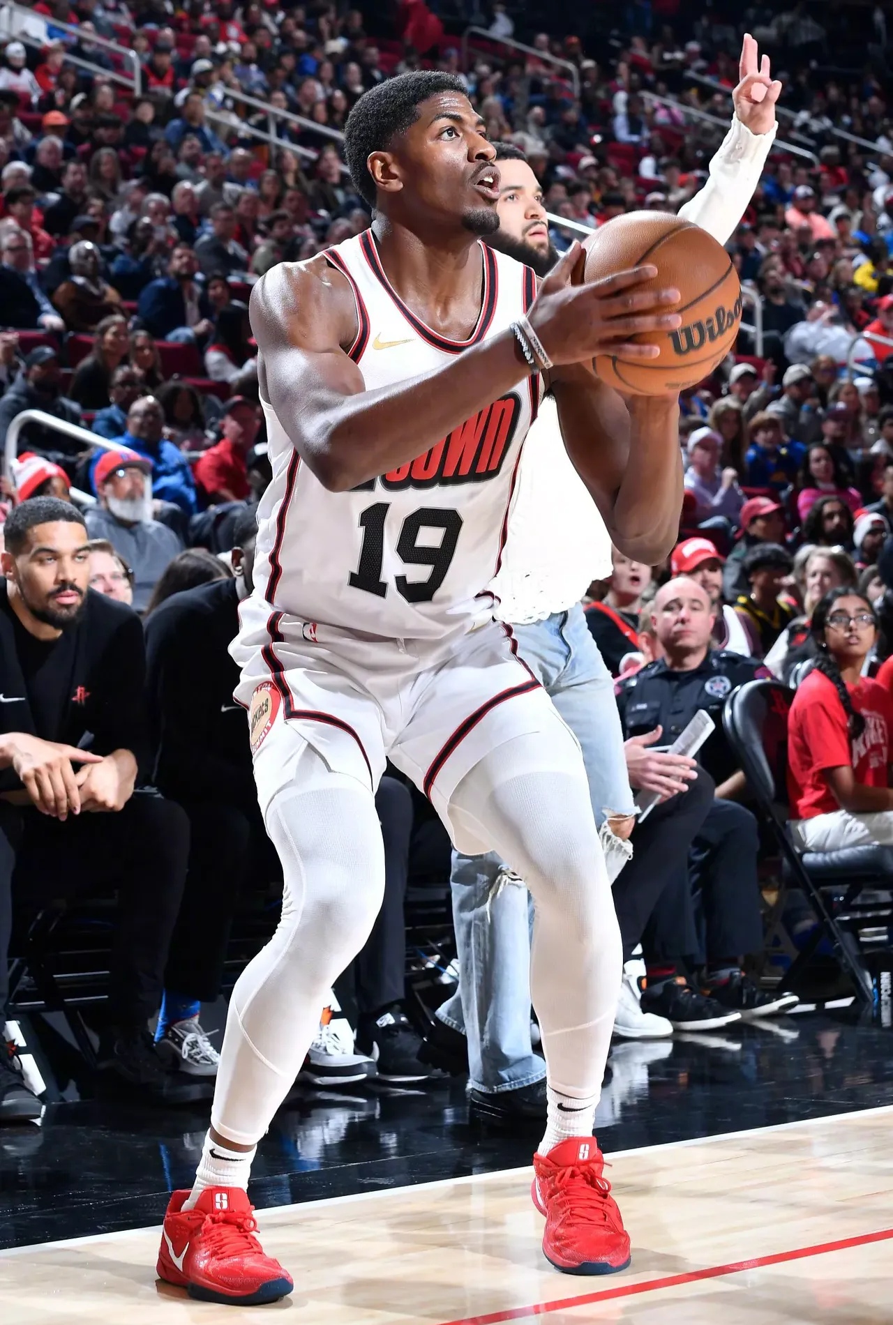 火箭连克马刺，豪取胜利