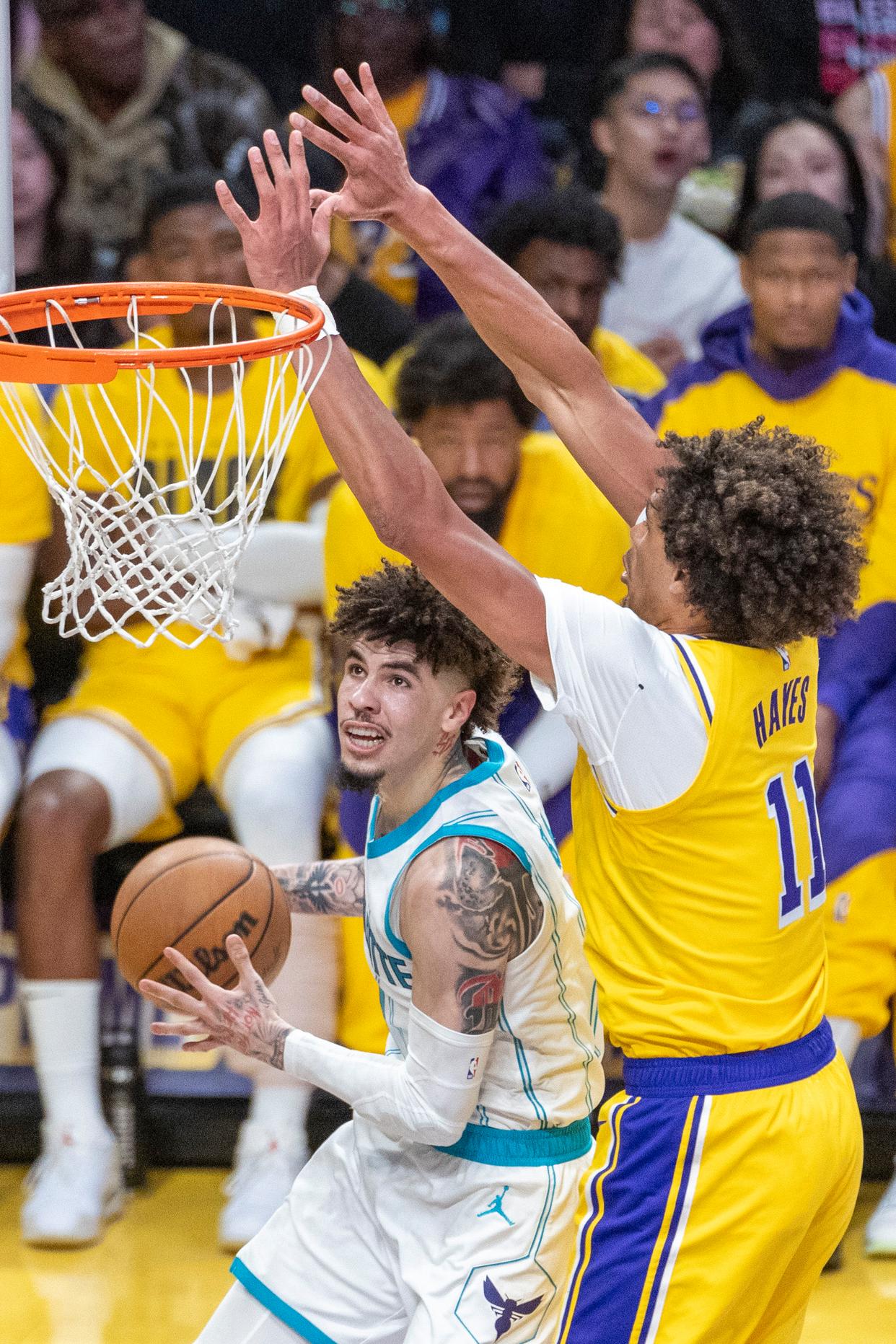 湖人击败黄蜂，领先优势扩大