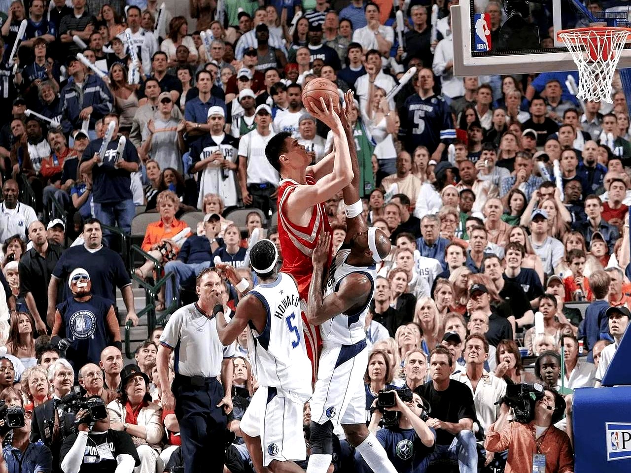 火箭主场力克公牛，终结连败的简单介绍