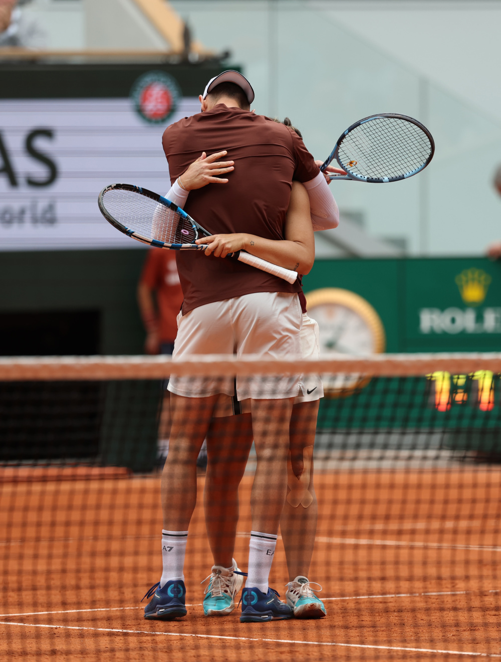 世界网球队险胜意大利网球队，费德勒完成帽子戏法的简单介绍