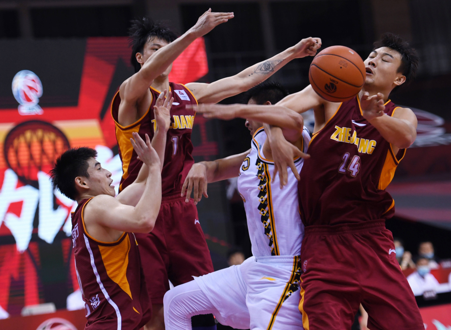 包含青岛队险胜浙江队，布克点燃赛场的词条