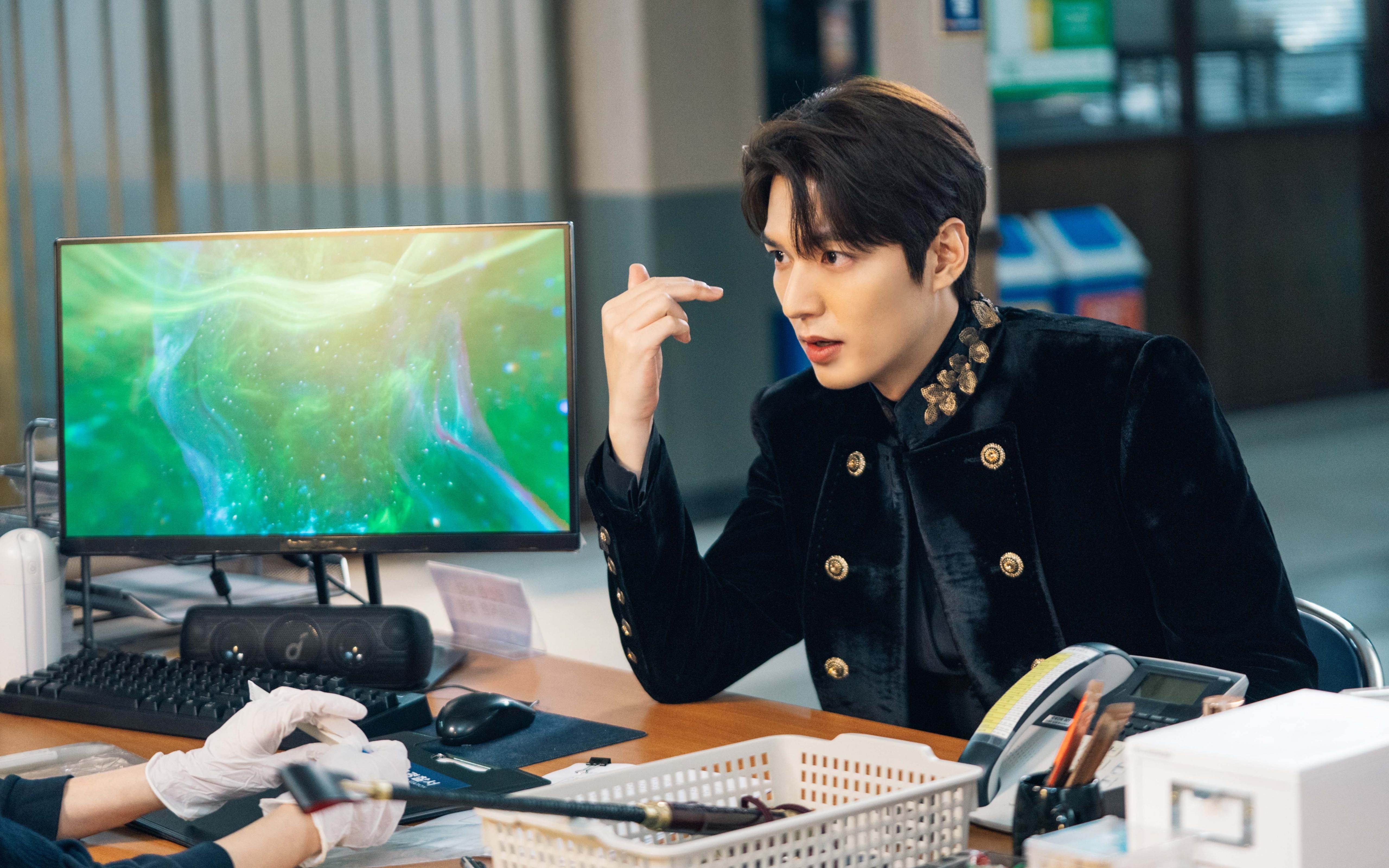 凯尔特人陷落与约基奇崛起,篮球世界线的双重变奏